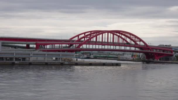 Blick Vom Wasser Auf Den Ampelverkehr Auf Der Roten Brücke — Stockvideo