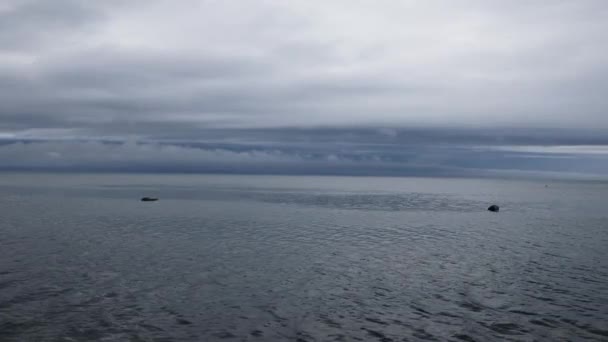 日本海沿岸の冷たい水と低雲 高品質の4K映像 — ストック動画