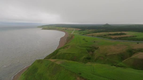 Widok Lotu Ptaka Przez Bujne Zielone Wybrzeże Hokkaido Morzu Okhotsk — Wideo stockowe