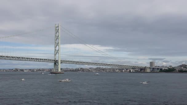 用高耸的悬索桥慢动作的小游艇 高质量的4K镜头 — 图库视频影像