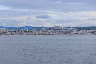 Sahil kasabasındaki sık mahallelerde evler ve daireler. Yüksek kalite fotoğraf
