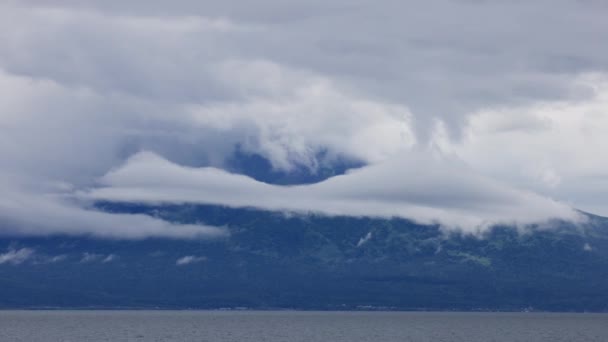 Vista Mar Adentro Nubes Bajas Niebla Sobre Isla Rishiri Hokkaido — Vídeo de stock
