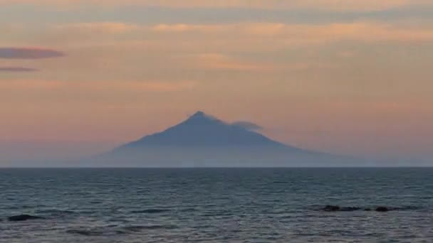 Ηλιοβασίλεμα Στα Σύννεφα Που Κινούνται Στο Ηφαιστειακό Όρος Ρισίρι Στο — Αρχείο Βίντεο