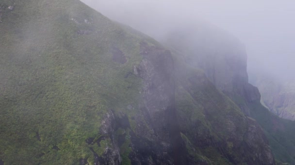 浓雾笼罩在崎岖的海岸悬崖上的绿色植被之上 高质量的4K镜头 — 图库视频影像