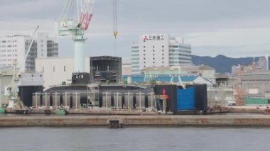 Kobe, Japonya - 23 Eylül 2023: sanayi limanında siyah denizaltıyla denize açılmak. Yüksek kalite 4k görüntü