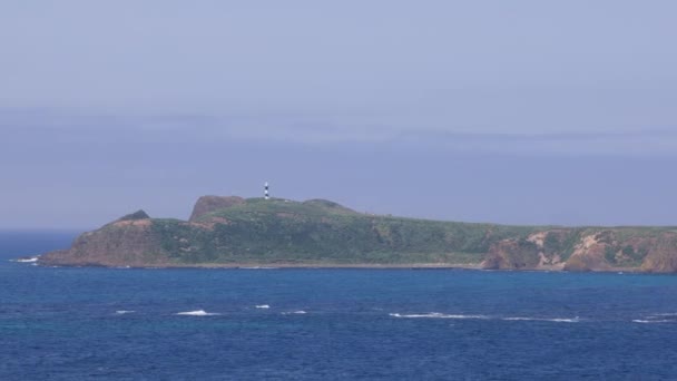 阳光明媚的日子 日本海无树岩石岛上的小灯塔 高质量的4K镜头 — 图库视频影像