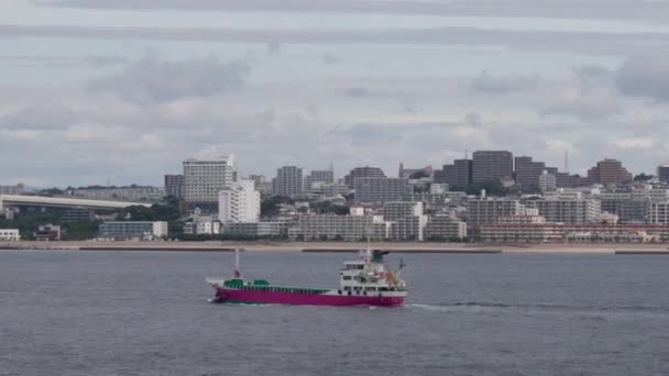 Maiko Japonia Września 2023 Czerwony Statek Towarowy Płynie Wybrzeży Budynków — Wideo stockowe