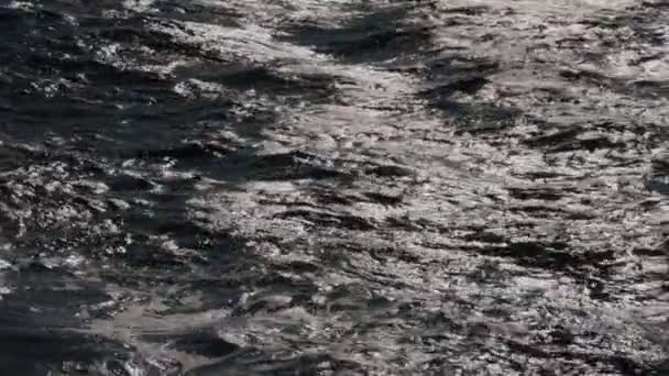 Pequeñas Olas Agua Oscura Del Océano Con Luz Brillante Mañana — Vídeos de Stock