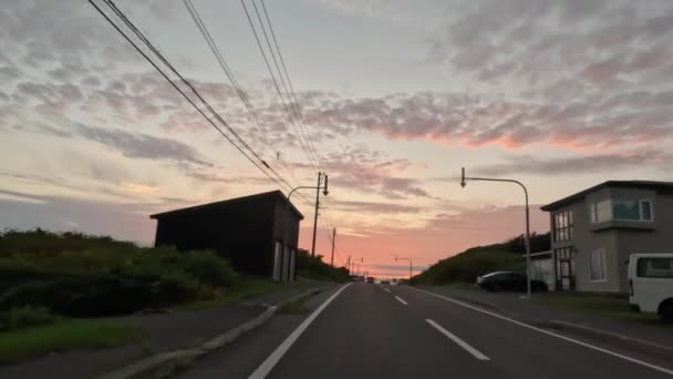 Dirigindo Por Casas Escuras Estrada Costeira Ilha Rishiri Pôr Sol — Vídeo de Stock