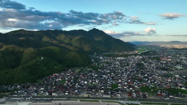 Vista Aérea Que Gira Ciudad Izumo Las Montañas Imágenes Alta — Vídeos de Stock
