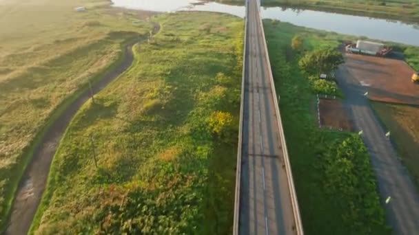 Açık Yolda Havadan Yukarı Doğru Eğiliyor Gün Doğumunda Nehir Kıyısındaki — Stok video