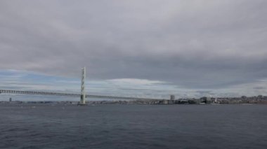 Sakin mavi su ve bulutlu gökyüzü ile Akashi Köprüsü 'ne yelken açmak. Yüksek kalite 4k görüntü