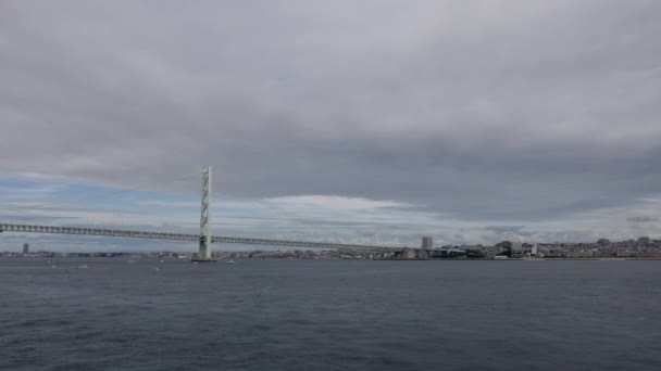 Sakin Mavi Bulutlu Gökyüzü Ile Akashi Köprüsü Yelken Açmak Yüksek — Stok video