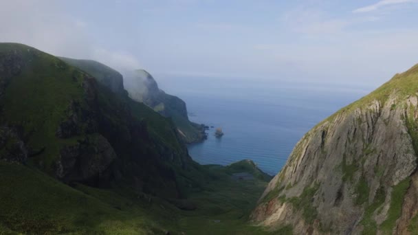 日本海の岩の険しい海岸の朝日と影 高品質の4K映像 — ストック動画