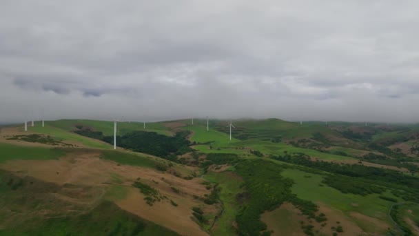 Vliegen Langs Windturbines Groene Heuvels Kustwater Onthullen Bewolkte Zomerdag Hokkaido — Stockvideo