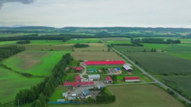 Japonya 'nın Hokkaido şehrinde yaz günü hava veya kırmızı ahır ve kır yolu kenarındaki binalar ve yeşil alanlar. Yüksek kalite 4k görüntü