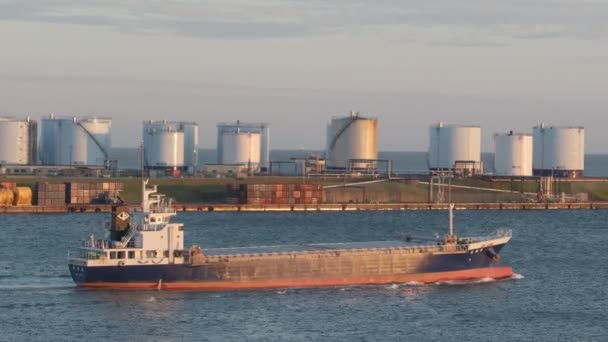 Navio Carga Navega Através Tanques Armazenamento Quebra Mar Deixando Porto — Vídeo de Stock