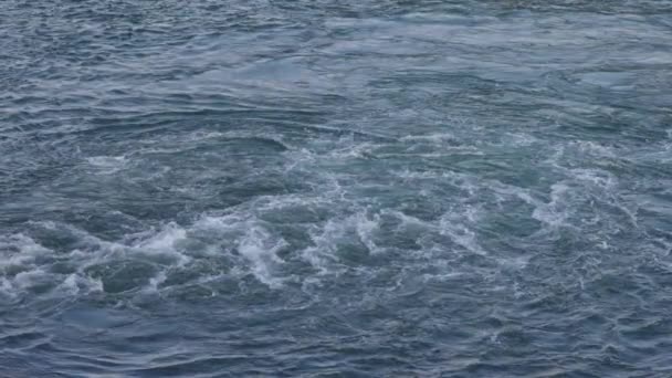 Starke Turbulente Wasserströmung Aus Schiffsmotor Zeitlupe Hochwertiges Filmmaterial — Stockvideo