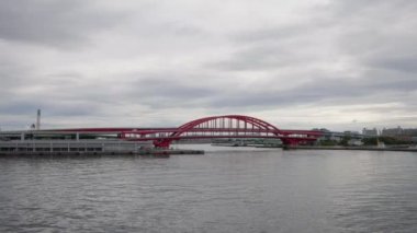 Kobe City 'den Port Island' a kadar olan kırmızı kemerli köprüden görüntü. Yüksek kalite 4k görüntü