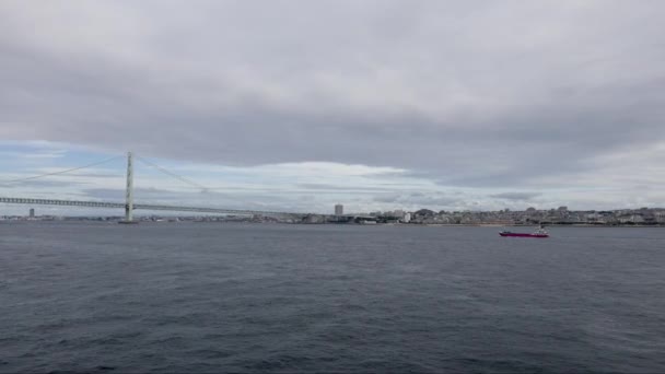 曇りの日の明石海洋懸濁液橋まで落ち着いた海で航海 高品質の4K映像 — ストック動画