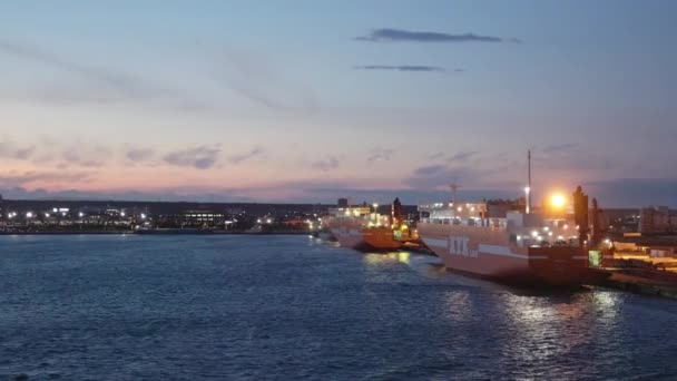 北海道 2023年8月31日 日没した空に輝く静かな港でデッキライトが点灯した貨物船で航海 高品質の4K映像 — ストック動画