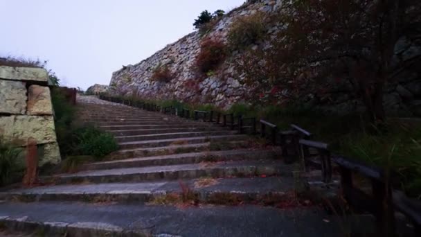 Subiendo Escaleras Por Pared Piedra Castillo Akashi Mañana Temprano Tranquila — Vídeo de stock