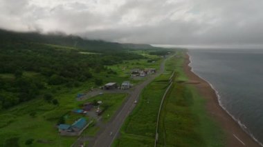 Yazın yeşil Hokkaido manzarasında sahil yolu ve evler. Yüksek kalite 4k görüntü