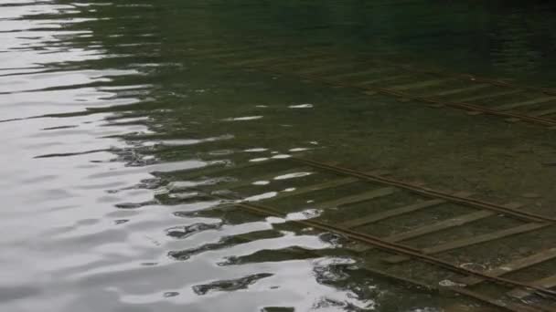 Ondas Água Sobre Trilhas Subaquáticas Lançamento Barco Lago Câmera Lenta — Vídeo de Stock