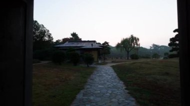 Şafak vakti Akashi Kalesi Parkı 'ndaki ahşap kapıdan geçeceğiz. Yüksek kalite 4k görüntü