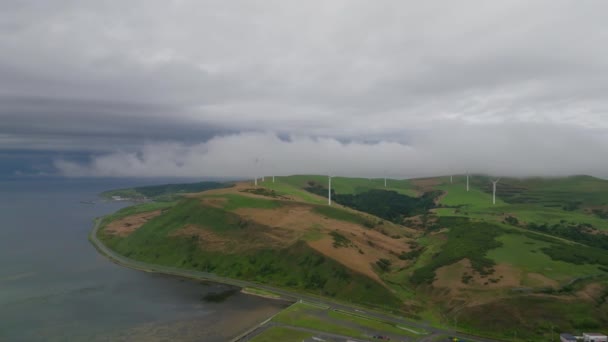日本北海道索亚角的海岸风力涡轮机和快速移动的云的空中视图 高质量的4K镜头 — 图库视频影像