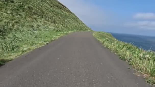 Cavalcando Una Stretta Strada Sulla Costa Ventosa Senza Alberi Sull — Video Stock