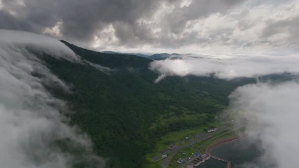 北海道の緑豊かな景観で 低い雲と霧で休憩してください 高品質の4K映像 — ストック動画