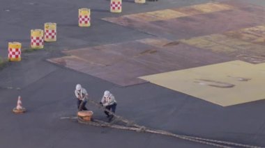 Hokkaido, Japonya - 31 Ağustos 2023: İki liman işçisi limandaki feribot gemisiyle hatları kesti. Yüksek kalite 4k görüntü