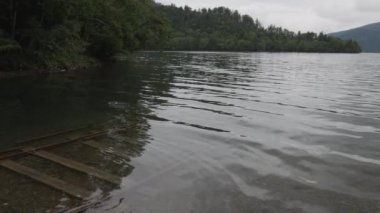 Yazın Hokkaido 'daki sakin göl üzerinde küçük dalgalar. Yüksek kalite 4k görüntü