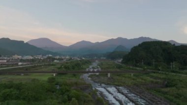 Şafak vakti dağlarda nehirdeki balık merdiveni şelalelerinin üzerinden uçuyorlar. Yüksek kalite 4k görüntü