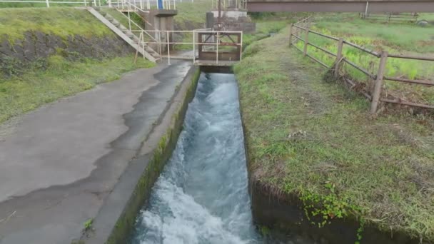 Bewegend Snel Stromend Water Kanaal Door Sluispoort Hoge Kwaliteit Beeldmateriaal — Stockvideo