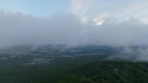Vista Aérea Nubes Bajas Niebla Sobre Paisaje Rural Amanecer Imágenes — Vídeos de Stock