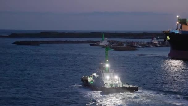 Parlak Güverte Işıkları Olan Römorkör Gün Batımından Sonra Limana Açılır — Stok video