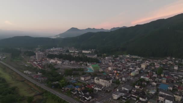 Nikko Kasabasının Dağ Eteklerindeki Hava Manzarası Gökyüzünde Gün Doğumu Rengi — Stok video
