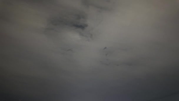 Timelapse Inclinarse Desde Nubes Movimiento Rápido Cielo Nocturno Casas Ciudad — Vídeo de stock
