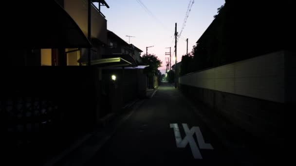 Salida Del Sol Caminar Por Carretera Oscura Por Casas Barrio — Vídeos de Stock