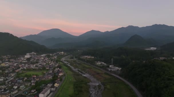 Cor Nascer Sol Céu Sobre Montanhas Por Casas Rio Nikko — Vídeo de Stock