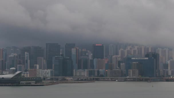 Гонконг Августа 2023 Года Облака Дождя Над Небоскребами Гавани Виктория — стоковое видео