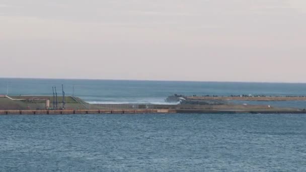 Beton Deniz Duvarı Limanı Altın Saatinde Dalgaların Çarpmasından Korur Yüksek — Stok video