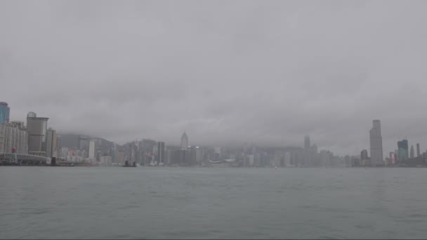 从维多利亚港的水面俯瞰现代香港的高楼大厦 高质量的4K镜头 — 图库视频影像