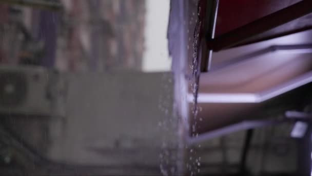 Вода Витікає Тенту Повільному Русі Під Час Сильної Дощової Бурі — стокове відео