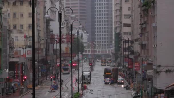 Yayalar Yağmurlu Bir Günde North Point Karşıdan Karşıya Geçerler Yüksek — Stok video
