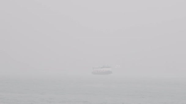 Ferry Navega Água Calma Nevoeiro Pesado Chuva Imagens Alta Qualidade — Vídeo de Stock