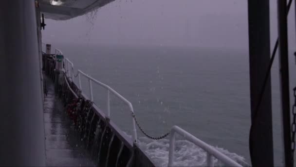 Νερό Πέφτει Από Πλοίο Κατάστρωμα Ιστιοπλοΐα Ομιχλώδη Καταιγίδα Υψηλής Ποιότητας — Αρχείο Βίντεο