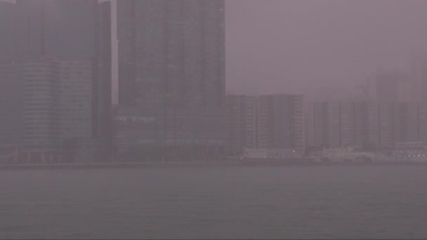 Капли Дождя Падают Замедленном Движении Высотными Зданиями Набережной Тумане Высококачественные — стоковое видео